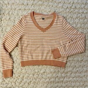 Cropped v-neck light weight sweater